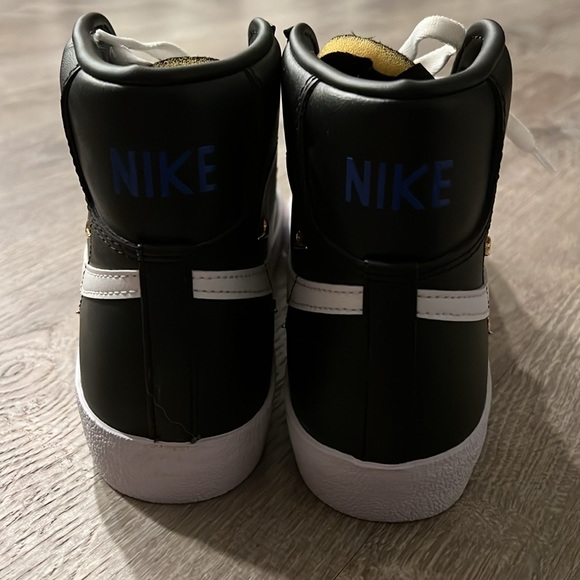 Nike Blazers - Picture 3 of 4